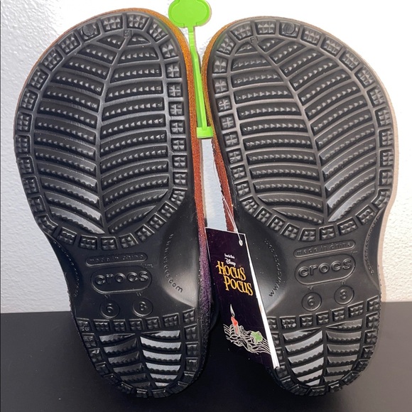 Exclusive Limited Edition Crocs Disney Hocus Pocus Glitter Clog & Jibbitz Charms - Picture 10 of 16